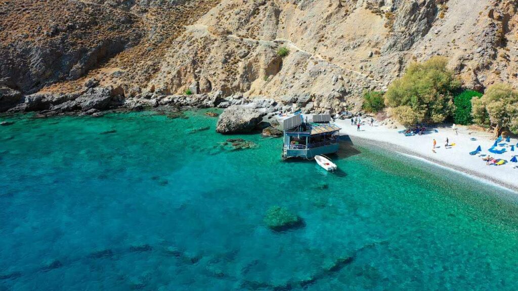 glyka nera beach: la spiaggia nera di creta